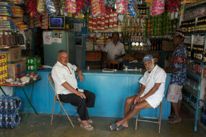 Deux hommes dans l'épicerie bar du village d'Igatu