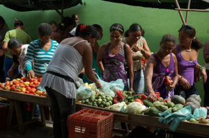 vendeuse de fruits et légules au marché de Mucujé